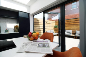 NEW Spacious 2 Bed Getaway - Private Courtyard! - Underfloor Heating